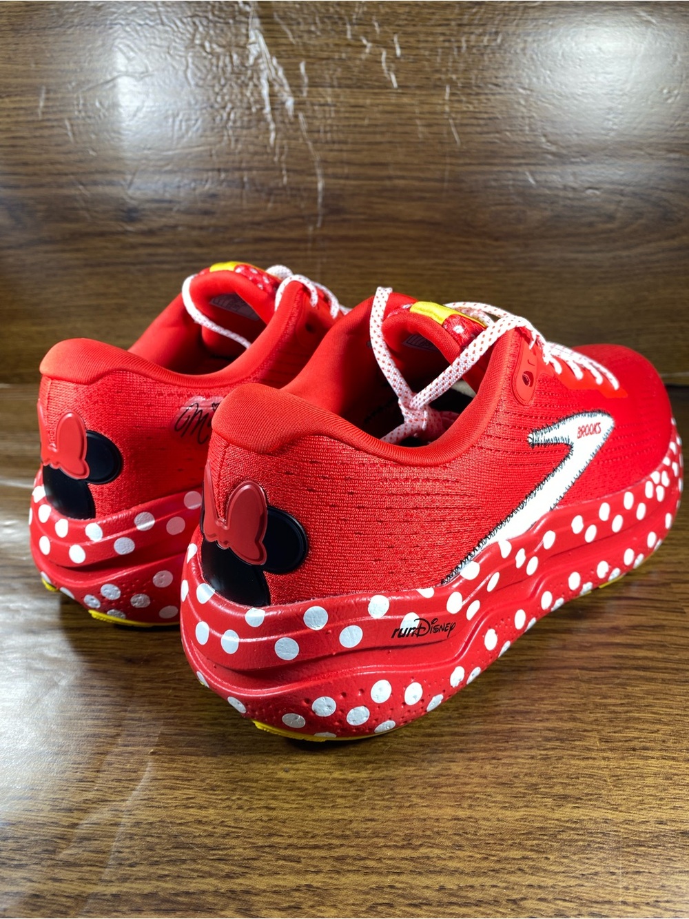 Brooks Ghost Max 2 Minnie Mouse Mens Running Walking Shoe Size 10 Run Disney - Picture 3 of 12